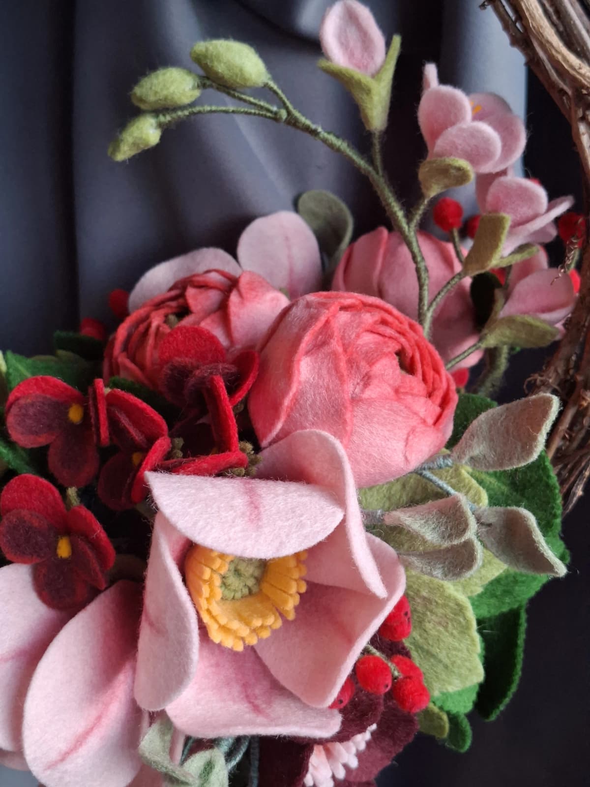 Handgemaakte viltbloemen voor rouwstukken en bruidsboeketten - Roos van Sharon